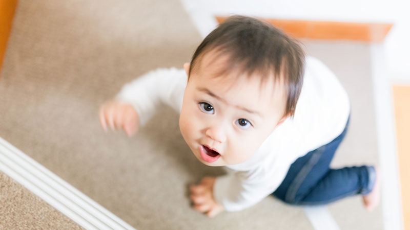 階段をのぼる赤ちゃん