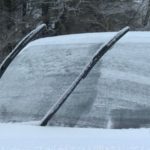 自動車の凍ったフロントガラスを早く解かす方法と凍結対策